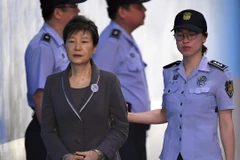 Cựu Tổng thống Hàn Quốc Park Geun-hye tới tòa án quận trung tâm ở Seoul ngày 7/8/2017. (Ảnh: AFP/TTXVN)