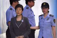 Cựu Tổng thống Hàn Quốc Park Geun-hye tới tòa án quận trung tâm ở Seoul ngày 7/8/2017. (Ảnh: AFP/TTXVN)