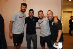 Andres Iniesta hội ngộ đội bóng cũ Barcelona tại Nhật Bản
