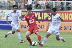 Hoàng Anh Gia Lai (áo trắng) thua ngược trước Viettel. (Ảnh: Dư Toán/TTXVN)