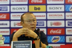 HLV Park Hang-seo trả lời báo chí trước khi sang Thái Lan dự King's Cup. (Nguồn: VFF)