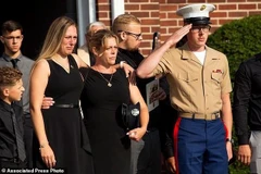 Thân nhân của Michael Haub, một lính cứu hỏa thiệt mạng trong vụ tấn công ngày 11/9. (Ảnh: AP)