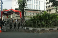 Cổng vào Tòa án Hiến pháp được tăng cường lực lượng an ninh và rào dây thép gai. (Ảnh: Đỗ Quyên/Vietnam+)