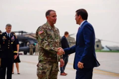 Bộ trưởng Quốc phòng Mỹ Mark Esper (phải) tại căn cứ không quân Osan tại Pyeongtaek, Hàn Quốc. (Nguồn: Yonhap)