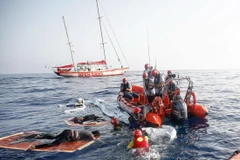 Tàu cứu hộ Open Arms cứu người di cư sau khi tàu của họ bị đắm trên Địa Trung Hải. (Ảnh: AFP/TTXVN)