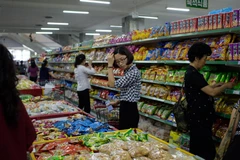 Người dân Triều Tiên mua sắm thực phẩm sản xuất trong nước tại một siêu thị ở Bình Nhưỡng. (Ảnh: AFP/TTXVN)