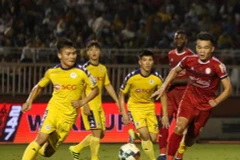 Thành phố Hồ Chí Minh (áo đỏ) mất ngôi đầu vào tay Hà Nội FC. (Nguồn: clbbongdatphcm)