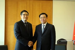 Đồng chí Vương Đình Huệ, Ủy viên Bộ Chính trị, Phó Thủ tướng Chính phủ tiếp Chủ tịch Tập đoàn Hyosung Cho Hyun Joon. (Ảnh: Phóng viên TTXVN tại Hàn Quốc)