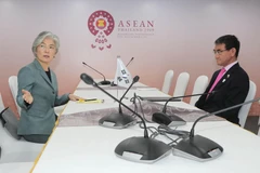 Ngoại trưởng Nhật Bản Taro Kono (trái) và người đồng cấp Hàn Quốc Kang Kyung Wha tại cuộc gặp ở Bangkok, Thái Lan. (Ảnh: Yonhap/TTXVN)