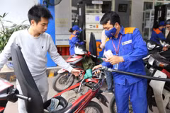 Khách đến mua xăng tại cửa hàng bán lẻ xăng, dầu số 9 Trần Hưng Đạo (Hà Nội). (Ảnh: Huy Hùng – TTXVN)