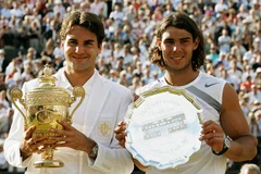 Federer và Nadal trên bục vinh danh sau trận chung kết Wimbledon 2007.