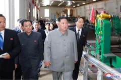 Nhà lãnh đạo Triều Tiên Kim Jong-un (giữa) thị sát Nhà máy Máy kéo Tổng hợp Kanggye ở tỉnh Jagang, Triều Tiên (ảnh do KCNA công bố ngày 1/6/2019). (Ảnh: AFP/TTXVN)