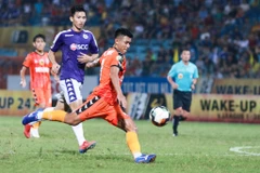 Hà Đức Chinh ở trận đấu với Hà Nội FC. (Ảnh: Tá Hiển/Vietnam+)