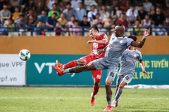 CLB Thành phố Hồ Chí Minh (áo xám) thua Viettel và có nguy cơ mất ngôi đầu. (Ảnh: Trọng Đạt/TTXVN)