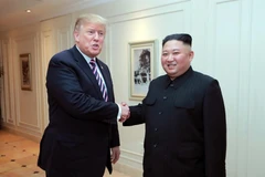 Tổng thống Mỹ Donald Trump (trái) và nhà lãnh đạo Triều Tiên Kim Jong-un trong cuộc gặp thượng đỉnh tại Hà Nội. (Ảnh: AFP/ TTXVN)