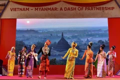 Một tiết mục văn nghệ tại chương trình giao lưu văn hóa Việt Nam-Myanmar 'Những sắc màu truyền thống và hiện đại.' (Ảnh: TTXVN phát)