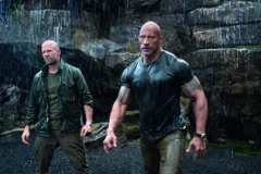 Hai nhân vật do các ngôi sao Dwayne Johnson và Jason Statham thủ vai đem tới những pha hành động mang tính... siêu tưởng cho "Fast & Furious: Hobbs & Shaw" (Nguồn: Universal)