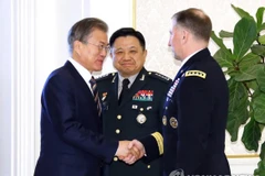 Tổng thống Moon Jae-in bắt tay Tướng Robert Abrams. (Nguồn: Yonhap)
