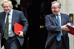 Cựu Ngoại trưởng Boris Johnson (trái) và Bộ trưởng Môi trường Michael Gove. (Nguồn: The Times)