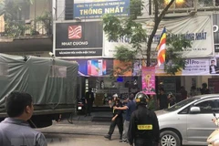 Cảnh sát khám xét một cửa hàng của Nhật Cường Mobile. (Ảnh: Doãn Tấn/TTXVN)