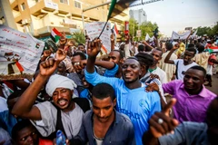 Người biểu tình tập trung tại Khartoum, Sudan. (Ảnh: AFP/ TTXVN)