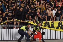 Cổ động viên Indonesia bị lực lượng an ninh bắt giữ. (Nguồn: AFP)