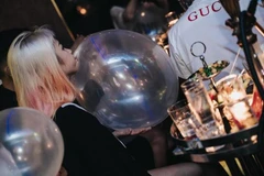 'Bóng cười' được mua bán và sử dụng rầm rộ tại các chuỗi cửa hàng của 'Bar Ball.' (Ảnh: CTV/Vietnam+)