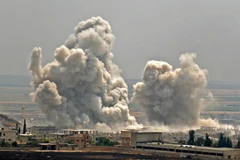 Khói bốc lên sau một cuộc không kích ở tỉnh Idlib ngày. (Ảnh: AFP/TTXVN)