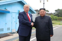 Tổng thống Mỹ Donald Trump (trái) và nhà lãnh đạo Triều Tiên Kim Jong-un tại cuộc gặp ở DMZ ngày 30/6.( Ảnh: THX/TTXVN)