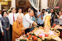 Ông Trương Hòa Bình, Ủy viên Bộ Chính trị, Phó Thủ tướng Thường trực Chính phủ và Hòa thượng Thích Thiện Nhơn, Chủ tịch Hội đồng Trị sự Giáo hội Phật giáo Việt Nam thực hiện nghi lễ tắm Phật nhân Đại lễ Phật đản 2019 tại Chùa Minh Đạo. (Ảnh: Xuân Khu/TTXV