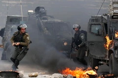 Binh sỹ Israel được triển khai để đối phó với người biểu tình Palestine tại khu vực ngoại ô Ramallah, Bờ Tây, ngày 27/3. (Ảnh: AFP/TTXVN)