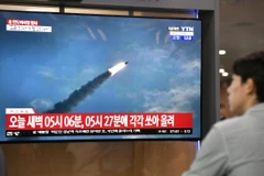 Người dân theo dõi về vụ phóng vật thể bay của Triều Tiên qua truyền hình ở nhà ga Seoul, Hàn Quốc ngày 31/7. (Ảnh: AFP/TTXVN)