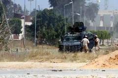 Lực lượng vũ trang ủng hộ Chính phủ Libya được LHQ công nhận giao tranh với các tay súng thuộc chính quyền miền Đông do Tướng Khalifa Haftar đứng đầu. (Ảnh: THX/TTXVN)