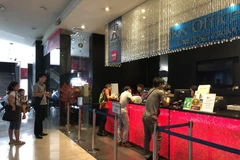 Tại địa điểm bán vé ở Trung tâm Thương mại Esplanade trên đường Ratchada ở Bangkok. (Ảnh: Ngọc Quang/TTXVN)