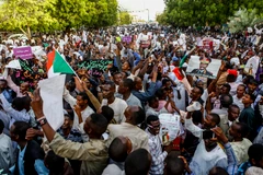 Người biểu tình tập trung tại Khartoum, Sudan, ngày 31/5. (Ảnh: AFP/ TTXVN)
