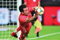 Buffon cản phá thành công 3 lượt sút luân lưu của Inter Milan. (Nguồn: AP)