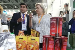 Khách thưởng thức hương vị của càphê Việt Nam. (Ảnh: Duy Trinh/Trần Hiếu/TTXVN)