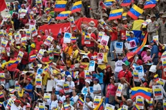 Người dân tham gia tuần hành phản đối các biện pháp trừng phạt của Mỹ. (Ảnh: AFP/TTXVN)