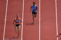 Quách Thị Lan thi đấu ở nội dung 400m chạy vượt rào nữ tại ASIAD 2018. (Ảnh: AFP/TTXVN)