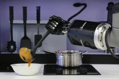 [Photo] Thích thú với món súp cua được làm từ đầu bếp robot 