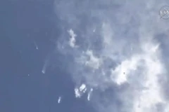 Hình ảnh tên lửa SpaceX Falcon 9 màu trắng vỡ tan thành từng mảnh. (Nguồn: NASA TV)
