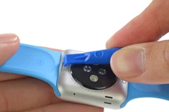 Dùng nhựa cứng bọc máy, Apple Watch làm "bó tay" thợ sửa máy