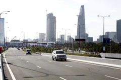 Các phương tiện lưu thông trên tuyến Đại lộ Đông Tây, Thành phố Hồ Chí Minh. (Ảnh: Hoàng Hải/TTXVN) 