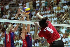 Pha tranh bóng trên lưới giữa vận động viên hai đội Thông tin Lienviet Posstbank (Việt Nam, áo đỏ) với Zhejiang (Đài Loan-Trung Quốc, áo xanh). (Ảnh: Quốc Khánh/TTXVN)