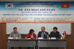 Các học giả trình bày tham luận tại hội thảo. (Ảnh: Phạm Duy/Vietnam+)