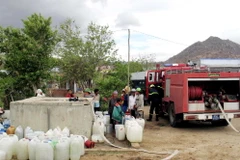 Người dân vùng cao xã Phước Trung, huyện Bác Ái, Ninh Thuận lấy nước sinh hoạt từ nguồn hỗ trợ của địa phương. (Ảnh: Công Thử/TTXVN)