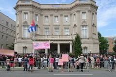 Quốc kỳ Cuba tung bay tại Đại sứ quán nước này ở Thủ đô Washington, Mỹ. (Ảnh: Thanh Tuấn/TTXVN)
