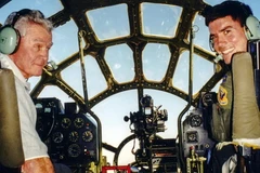 Ông Paul Tibbets Jr. (trái) và cháu trai Paul Tibbets IV. (Nguồn: kansascity.com)