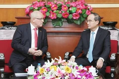 Chủ tịch Ủy ban Trung ương Mặt trận Tổ quốc Việt Nam Nguyễn Thiện Nhân tiếp ông Volker Kauder, Chủ tịch đoàn Nghị sỹ liên minh CDU/CSU tại Quốc hội Đức. (Ảnh: Nguyễn Dân/TTXVN) 