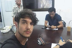 Sunny Burns trình diện cảnh sát Thái Lan để chứng minh bản thân không liên quan tới vụ đánh bom Bangkok. (Nguồn: INSTAGRAM/ SUNNY BURNS)